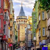 Traumziel der Woche: Wer aus der Altstadt kommend über die Galata-Brücke schlendert, wird auf der anderen Seite vom Galata-Viertel empfangen. Der Stadtbezirk liegt auf der europäischen Seite Istanbuls und beherbergt mit dem Galata-Turm den wohl schönsten Aussichtspunkt der Stadt. Der 67 Meter hohe Turm thront seit dem 14. Jahrhundert auf einem Hügel über den Dächern der Stadt, von oben bietet sich ein 360°-Rundblick auf Istanbul.