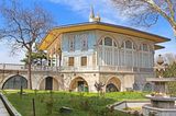 Traumziel der Woche: Neben der Hagia Sophia und der Moschee Sultan Ahmet Camii sollte man unbedingt auch dem prächtigen Komplex des Topkapi-Palastes einen Besuch abstatten. Die einstige Residenz der osmanischen Sultane liegt an der Spitze der Halbinsel der Istanbuler Altstadt und beeindruckt mit weitläufigen Parkanlagen, einer üppigen Schatzkammer, einem Harem und prächtigen Prinzenpavillons. In der rund 70 ha großen Anlage kann man ohne Probleme einen ganzen Tag verbringen.