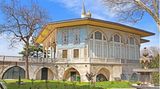 Traumziel der Woche: Neben der Hagia Sophia und der Moschee Sultan Ahmet Camii sollte man unbedingt auch dem prächtigen Komplex des Topkapi-Palastes einen Besuch abstatten. Die einstige Residenz der osmanischen Sultane liegt an der Spitze der Halbinsel der Istanbuler Altstadt und beeindruckt mit weitläufigen Parkanlagen, einer üppigen Schatzkammer, einem Harem und prächtigen Prinzenpavillons. In der rund 70 ha großen Anlage kann man ohne Probleme einen ganzen Tag verbringen.