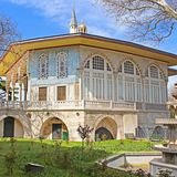 Traumziel der Woche: Neben der Hagia Sophia und der Moschee Sultan Ahmet Camii sollte man unbedingt auch dem prächtigen Komplex des Topkapi-Palastes einen Besuch abstatten. Die einstige Residenz der osmanischen Sultane liegt an der Spitze der Halbinsel der Istanbuler Altstadt und beeindruckt mit weitläufigen Parkanlagen, einer üppigen Schatzkammer, einem Harem und prächtigen Prinzenpavillons. In der rund 70 ha großen Anlage kann man ohne Probleme einen ganzen Tag verbringen.