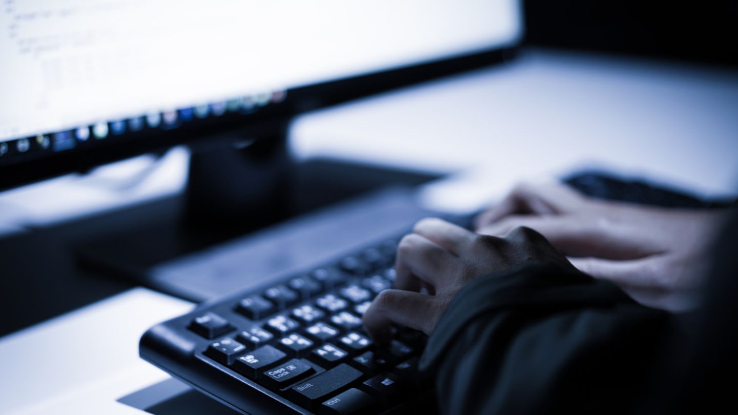 Wer aus Hochrisikogebieten nach Deutschland einreist, sollte auch im Internet vorsichtig sein: Betrüger imitieren die offiziellen Meldeseiten des Staates