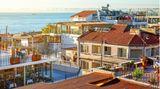 Traumziel der Woche: Der frühere Glanz der Altstadt von Istanbul lässt sich heute noch mehr als erahnen - auch wenn Slutanahmet, so der Name des historischen Stadtkerns, heute einiges von seiner einstigen Pracht verloren hat. Wer in einem der Hotels im Zentrum unterkommt, von denen viele eine Dachterrasse besitzen, wird mit einem traumhaften Blick auf den Bosporus belohnt. Besonders atmosphärisch wird es am Abend, wenn die Gebäude in der Dunkelheit erstrahlen.Der frühere Glanz der Altstadt von Istanbul lässt sich heute noch mehr als erahnen - auch wenn Slutanahmet, so der Name des historischen Stadtkerns, heute einiges von seiner einstigen Pracht verloren hat. Wer in einem der Hotels im Zentrum unterkommt, von denen viele ein Dachterrasse besitzen, wird mit einem Blick auf den Bosporus belohnt. Besonders atmosphärisch wird es am Abend, wenn die schönsten Gebäude in der Dunkelheit erstrahlen.