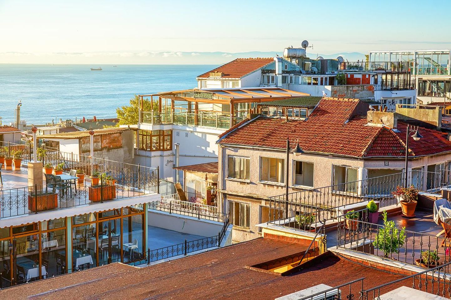 Traumziel der Woche: Der frühere Glanz der Altstadt von Istanbul lässt sich heute noch mehr als erahnen - auch wenn Slutanahmet, so der Name des historischen Stadtkerns, heute einiges von seiner einstigen Pracht verloren hat. Wer in einem der Hotels im Zentrum unterkommt, von denen viele eine Dachterrasse besitzen, wird mit einem traumhaften Blick auf den Bosporus belohnt. Besonders atmosphärisch wird es am Abend, wenn die Gebäude in der Dunkelheit erstrahlen.Der frühere Glanz der Altstadt von Istanbul lässt sich heute noch mehr als erahnen - auch wenn Slutanahmet, so der Name des historischen Stadtkerns, heute einiges von seiner einstigen Pracht verloren hat. Wer in einem der Hotels im Zentrum unterkommt, von denen viele ein Dachterrasse besitzen, wird mit einem Blick auf den Bosporus belohnt. Besonders atmosphärisch wird es am Abend, wenn die schönsten Gebäude in der Dunkelheit erstrahlen. Traumziel der Woche: Der frühere Glanz der Altstadt von Istanbul lässt sich heute noch mehr als erahnen - auch wenn Slutanahmet, so der Name des historischen Stadtkerns, heute einiges von seiner einstigen Pracht verloren hat. Wer in einem der Hotels im Zentrum unterkommt, von denen viele eine Dachterrasse besitzen, wird mit einem traumhaften Blick auf den Bosporus belohnt. Besonders atmosphärisch wird es am Abend, wenn die Gebäude in der Dunkelheit erstrahlen.Der frühere Glanz der Altstadt von Istanbul lässt sich heute noch mehr als erahnen - auch wenn Slutanahmet, so der Name des historischen Stadtkerns, heute einiges von seiner einstigen Pracht verloren hat. Wer in einem der Hotels im Zentrum unterkommt, von denen viele ein Dachterrasse besitzen, wird mit einem Blick auf den Bosporus belohnt. Besonders atmosphärisch wird es am Abend, wenn die schönsten Gebäude in der Dunkelheit erstrahlen.