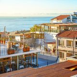 Traumziel der Woche: Der frühere Glanz der Altstadt von Istanbul lässt sich heute noch mehr als erahnen - auch wenn Slutanahmet, so der Name des historischen Stadtkerns, heute einiges von seiner einstigen Pracht verloren hat. Wer in einem der Hotels im Zentrum unterkommt, von denen viele eine Dachterrasse besitzen, wird mit einem traumhaften Blick auf den Bosporus belohnt. Besonders atmosphärisch wird es am Abend, wenn die Gebäude in der Dunkelheit erstrahlen.Der frühere Glanz der Altstadt von Istanbul lässt sich heute noch mehr als erahnen - auch wenn Slutanahmet, so der Name des historischen Stadtkerns, heute einiges von seiner einstigen Pracht verloren hat. Wer in einem der Hotels im Zentrum unterkommt, von denen viele ein Dachterrasse besitzen, wird mit einem Blick auf den Bosporus belohnt. Besonders atmosphärisch wird es am Abend, wenn die schönsten Gebäude in der Dunkelheit erstrahlen.