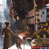 Traumziel der Woche: Bei einem Rundgang durch die Altstadt wird man früher oder später an einem der großen Eingänge des Großen Basars stehen. Der Gebäudekomplex, der Besucher mit einer Geräuschkulisse aus dudelnden Radios, Marktschreiern und Stimmengewirr begrüßt, ist nur wenige Querstraßen von der Hagia Sophia entfernt und lockt mit allem, was der Orient zu bieten hat. In allen Farben leuchtende Gewürze, Krüge und Töpfe, funkelnde Lampen und Schmuck, Süßigkeiten und würzig riechende Teigwaren, Kleidung – das Angebot ist schier unüberschaubar.