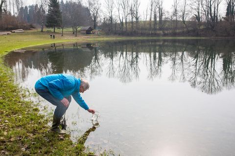 Hartmut Heise steht im Eichener See und fischt Urzeitkrebse vom Grund. Der Eichener See entsteht, wenn aufgrund von starken Regenfällen oder Schneeschmelze der Grundwasserspiegel so weit ansteigt, dass Wasser an die Oberfläche tritt