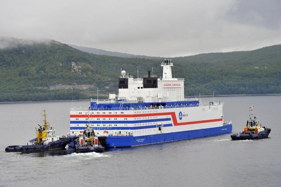 Small Modular Reactors: Das schwimmende Atomkraftwerk mit dem Namen "Akademik Lomonossow" wird zu seinem endgültigen Standort nahe der russischen Stadt Pewek gebracht Das schwimmende Atomkraftwerk mit dem Namen "Akademik Lomonossow" wird zu seinem endgültigen Standort nahe der russischen Stadt Pewek gebracht