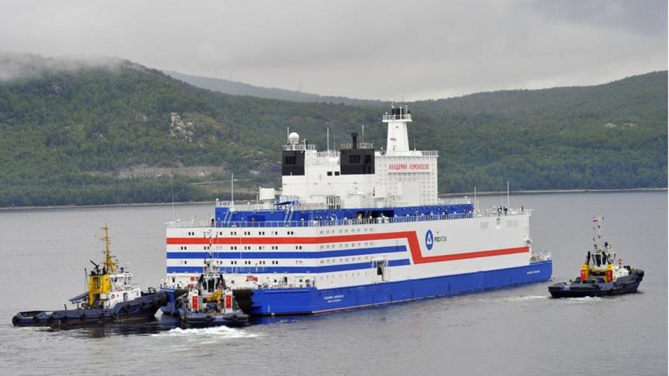 Small Modular Reactors: Das schwimmende Atomkraftwerk mit dem Namen "Akademik Lomonossow" wird zu seinem endgültigen Standort nahe der russischen Stadt Pewek gebracht Das schwimmende Atomkraftwerk mit dem Namen "Akademik Lomonossow" wird zu seinem endgültigen Standort nahe der russischen Stadt Pewek gebracht
