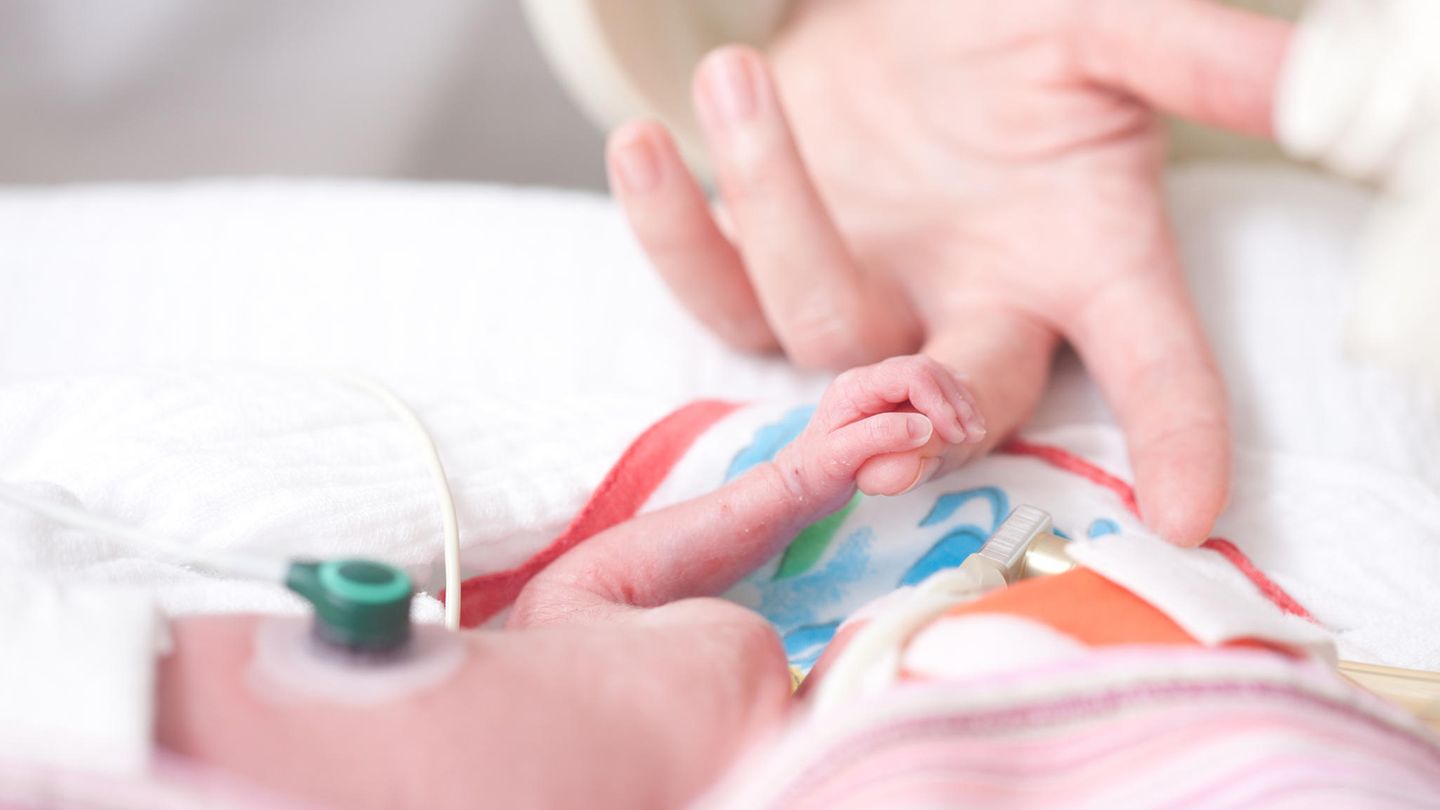 Geburtenstationen: Der medizinische Nutzen des Kuschelns sei weit höher als die Ansteckungsgefahr, argumentiert die WHO