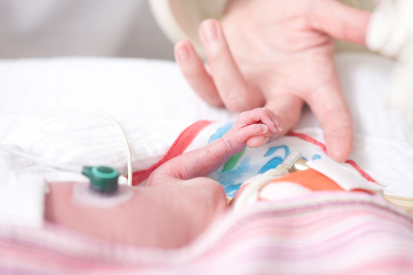 Geburtenstationen: Der medizinische Nutzen des Kuschelns sei weit höher als die Ansteckungsgefahr, argumentiert die WHO