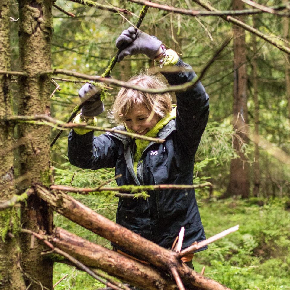 GEO Harz Survival Adrenalintours, Clausthal Zellerfeld-0893_GEO_Harz_Survival_Adrenalintours.jpg / Katja bei der Materialsuche für Ihre nächtliche Unterkunft