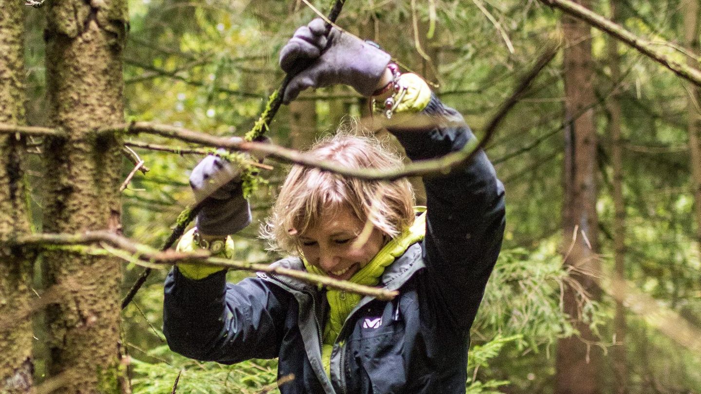 GEO Harz Survival Adrenalintours, Clausthal Zellerfeld-0893_GEO_Harz_Survival_Adrenalintours.jpg / Katja bei der Materialsuche für Ihre nächtliche Unterkunft