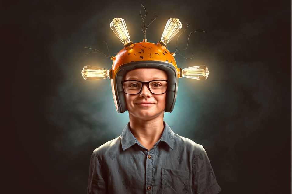 Junger Erfinder mit Glühbirnen-Helm
