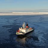 In der Nähe befand sich das Forschungsschiff «Polarstern» auf Expedition. Die Wissenschaftler entschieden, in den Spalt zwischen Schelfeiskante und Eisberg vorzudringen, um den lange unter mehreren hundert Metern Eis verborgenen Meeresboden zu erkunden.