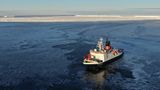 In der Nähe befand sich das Forschungsschiff «Polarstern» auf Expedition. Die Wissenschaftler entschieden, in den Spalt zwischen Schelfeiskante und Eisberg vorzudringen, um den lange unter mehreren hundert Metern Eis verborgenen Meeresboden zu erkunden.