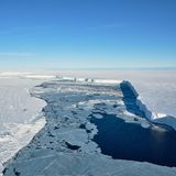 Blick auf den Spalt zwischen dem Eisberg A74 und dem Brunt-Schelfeis