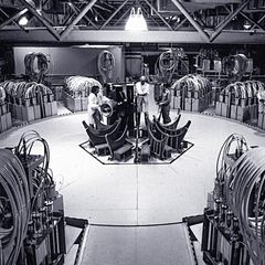 In den Laboren von Los Alamos im US-Bundesstaat New Mexico arbeiten ab 1942 Tausende Menschen am Bau der Atombombe, um den Deutschen unter Hitler dabei zuvorzu­kommen