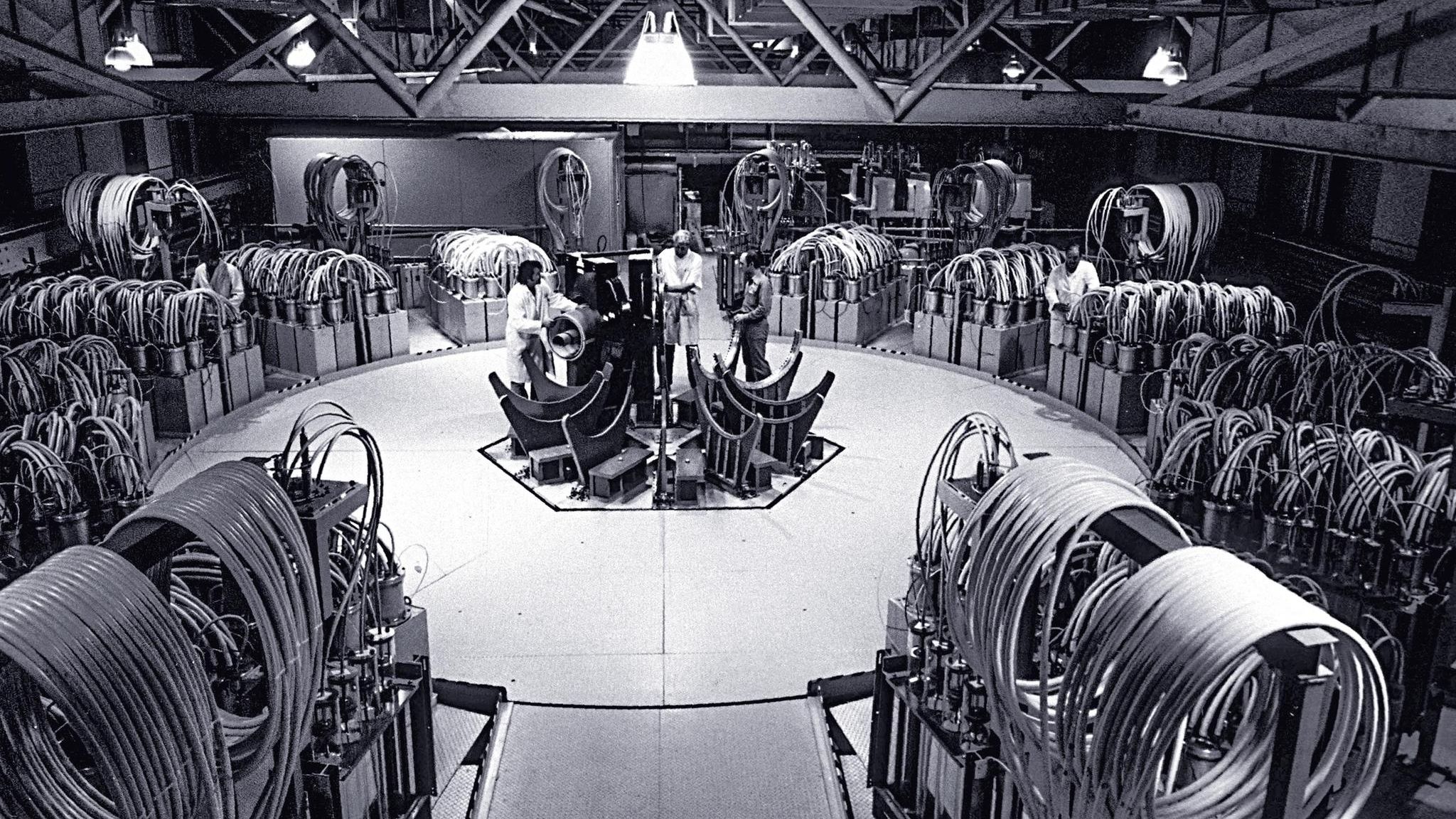 In den Laboren von Los Alamos im US-Bundesstaat New Mexico arbeiten ab 1942 Tausende Menschen am Bau der Atombombe, um den Deutschen unter Hitler dabei zuvorzu­kommen