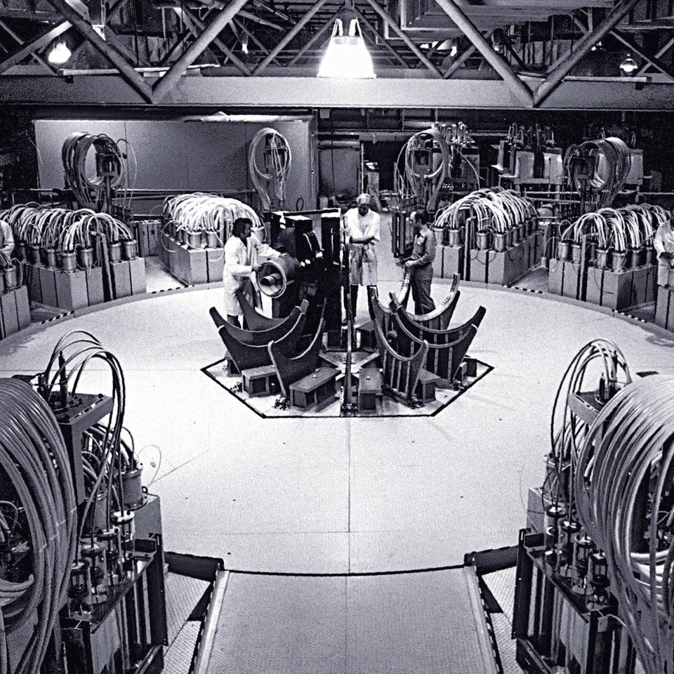 In den Laboren von Los Alamos im US-Bundesstaat New Mexico arbeiten ab 1942 Tausende Menschen am Bau der Atombombe, um den Deutschen unter Hitler dabei zuvorzu­kommen