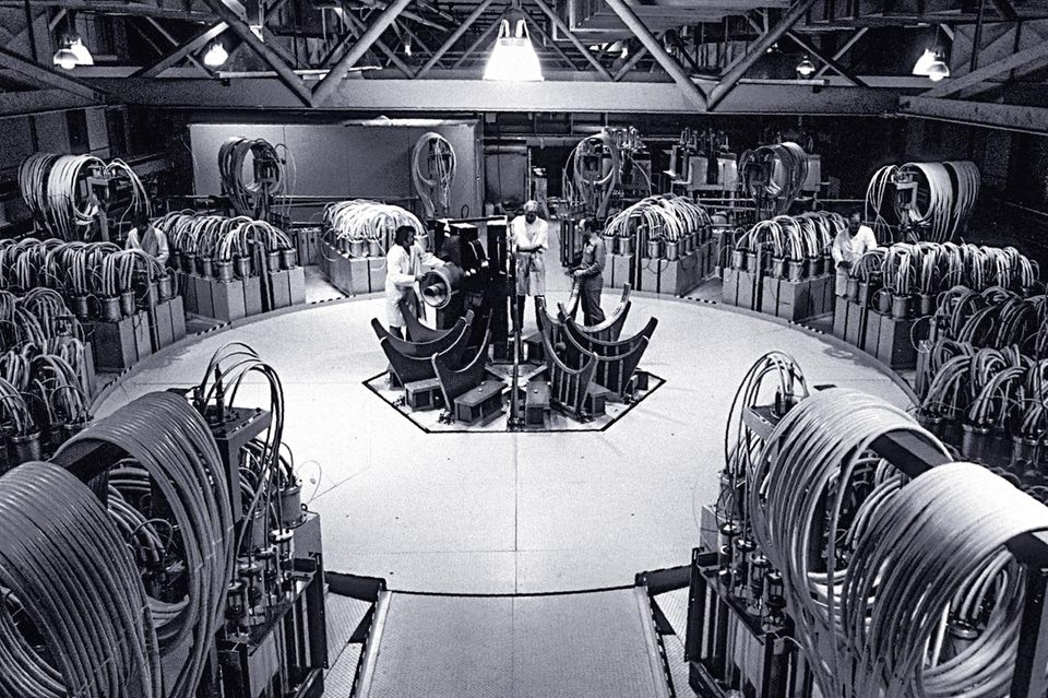 In den Laboren von Los Alamos im US-Bundesstaat New Mexico arbeiten ab 1942 Tausende Menschen am Bau der Atombombe, um den Deutschen unter Hitler dabei zuvorzu­kommen 1.7254