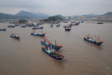 Fischerboote verlassen den Hafen Shipu in der Provinz Zhejiang