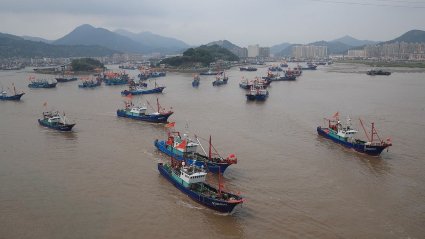 Fischerboote verlassen den Hafen Shipu in der Provinz Zhejiang