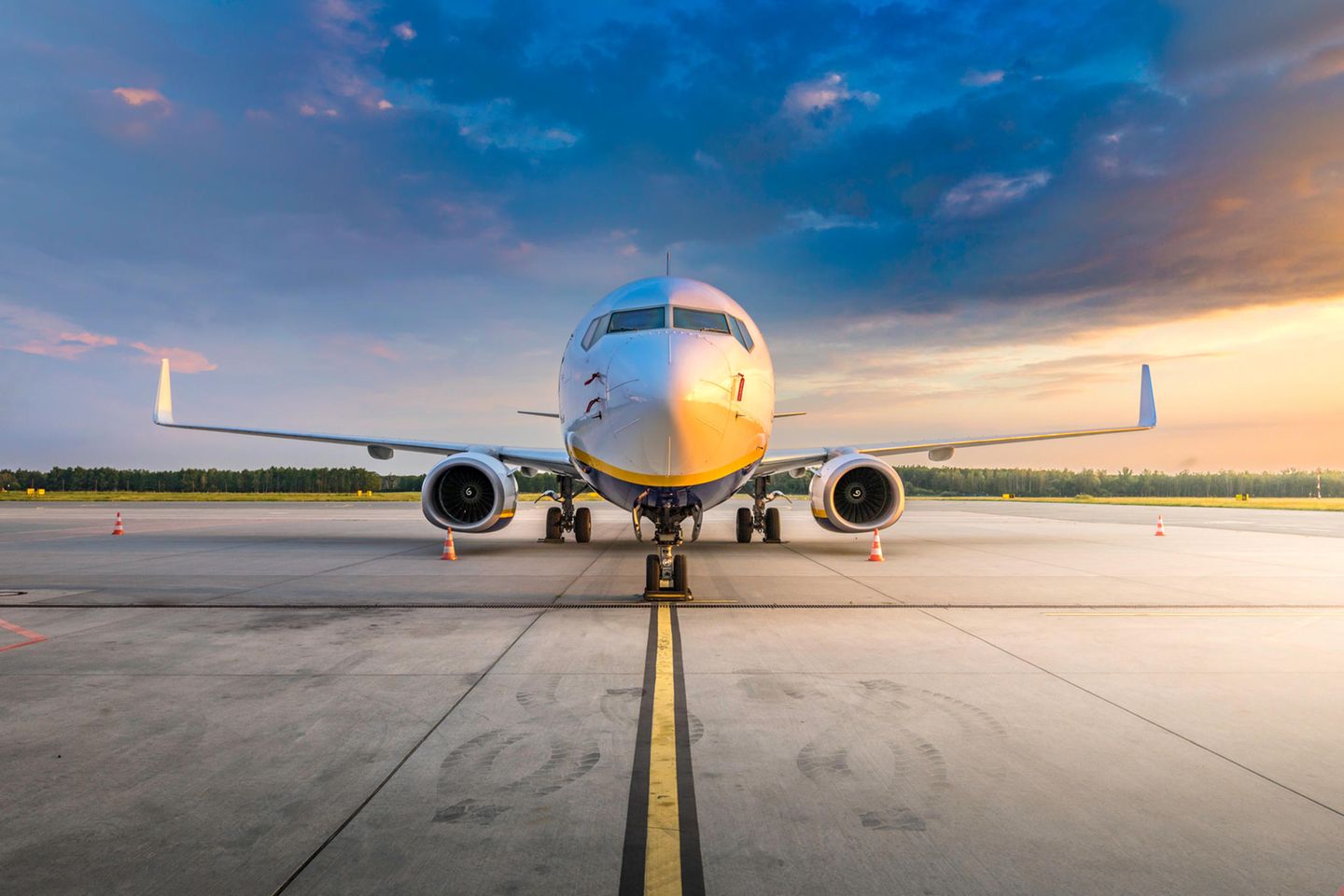 Flugzeug steht am Flughafen