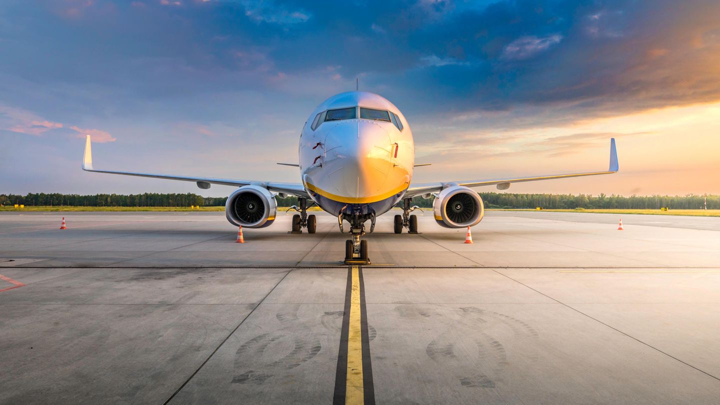 Flugzeug steht am Flughafen