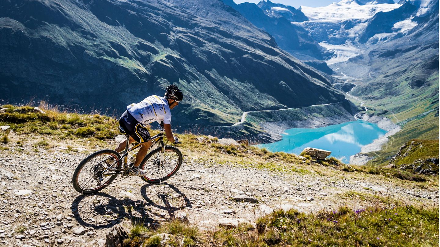 Mountainbiker in den Alpen