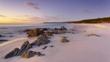 Endloser Sandstrand auf Tasmanien (Australien)