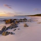 Endloser Sandstrand auf Tasmanien (Australien)