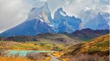 Nationalpark Torres del Paine, Patagonien, mit den Gipfelm von Los Kuernos über dem Pehoe-See