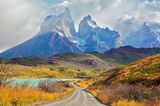 Nationalpark Torres del Paine, Patagonien, mit den Gipfelm von Los Kuernos über dem Pehoe-See