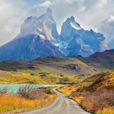 Nationalpark Torres del Paine, Patagonien, mit den Gipfelm von Los Kuernos über dem Pehoe-See