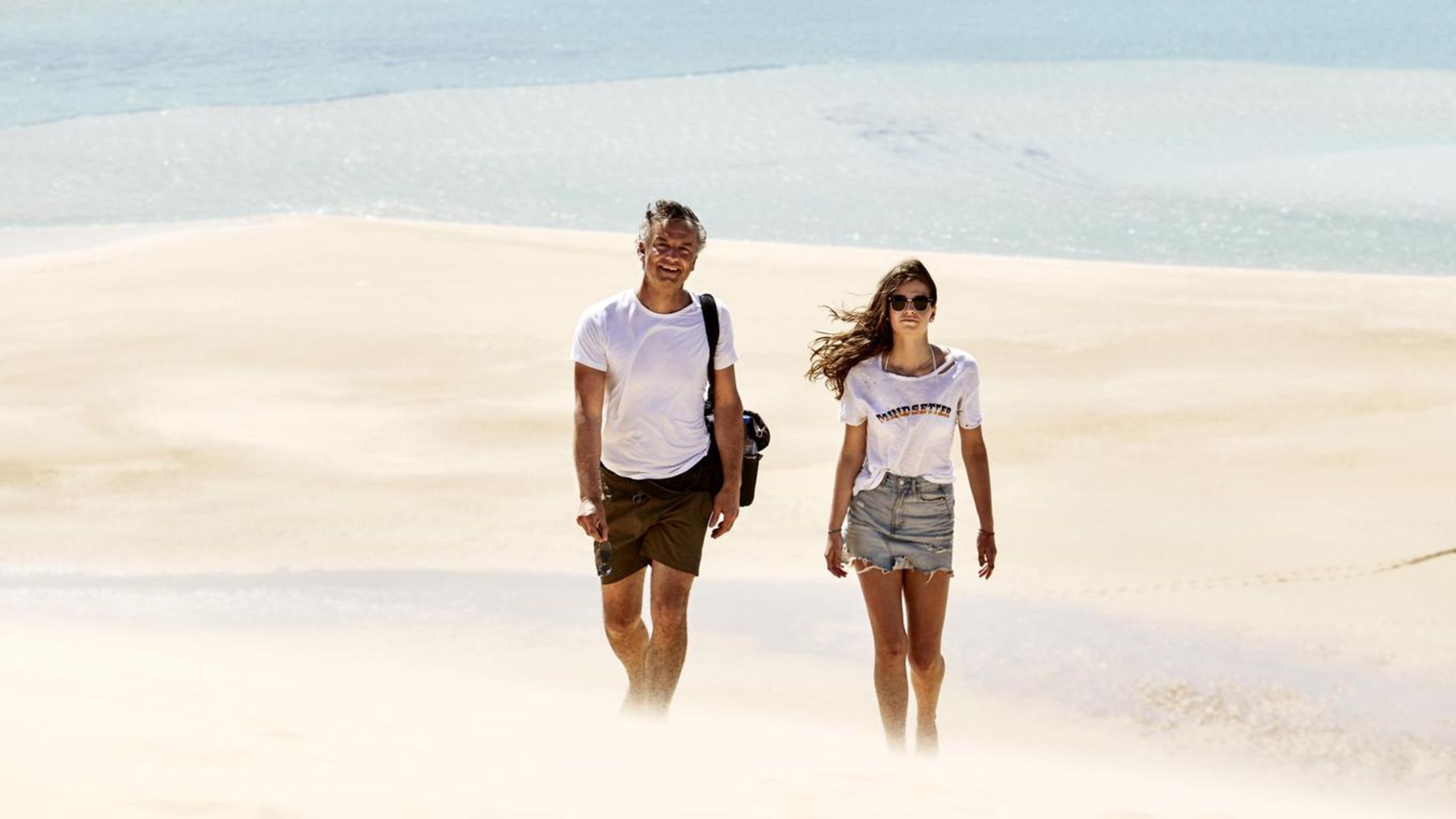 12. Tag, Molin und Hauke auf einer Sanduene auf Bazaruto Island Als Fotograf Hauke Dressler und seine Tochter auf den Dünen von Bazaruto Island in Mosambik spazieren, sind sie erst knapp zwei Wochen unterwegs – und schon komplett in Afrika aufgegangen