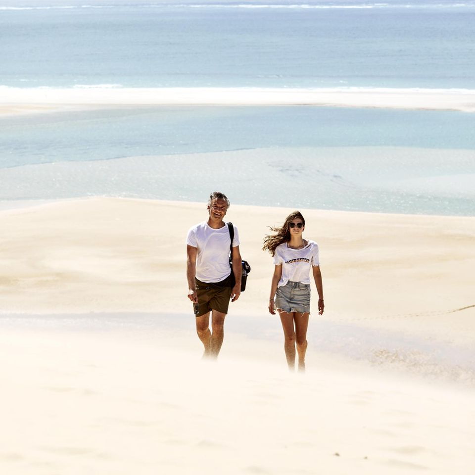 Als Fotograf Hauke Dressler und seine Tochter auf den Dünen von Bazaruto Island in Mosambik spazieren, sind sie erst knapp zwei Wochen unterwegs – und schon komplett in Afrika aufgegangen