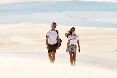 Als Fotograf Hauke Dressler und seine Tochter auf den Dünen von Bazaruto Island in Mosambik spazieren, sind sie erst knapp zwei Wochen unterwegs – und schon komplett in Afrika aufgegangen