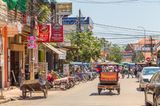 Belebte Straße in Siem Reap, Kambodscha