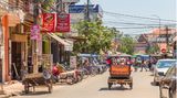 Belebte Straße in Siem Reap, Kambodscha