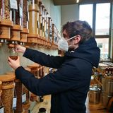 Grafikredakteur Jan Moritz hat in der Nähe seiner Wohnung einen verpackungsfreien Laden entdeckt und ist begeistert – so gut und so einfach können wir auf Plastik und andere Verpackungen verzichten! Von Nudeln über Süßigkeiten bis hin zu Shampoo-Kugeln bekommt er dort unterschiedliche Dinge. Und Spaß macht ihm das Einkaufen dort auch noch: Besonders das Abfüllen von Müsli!