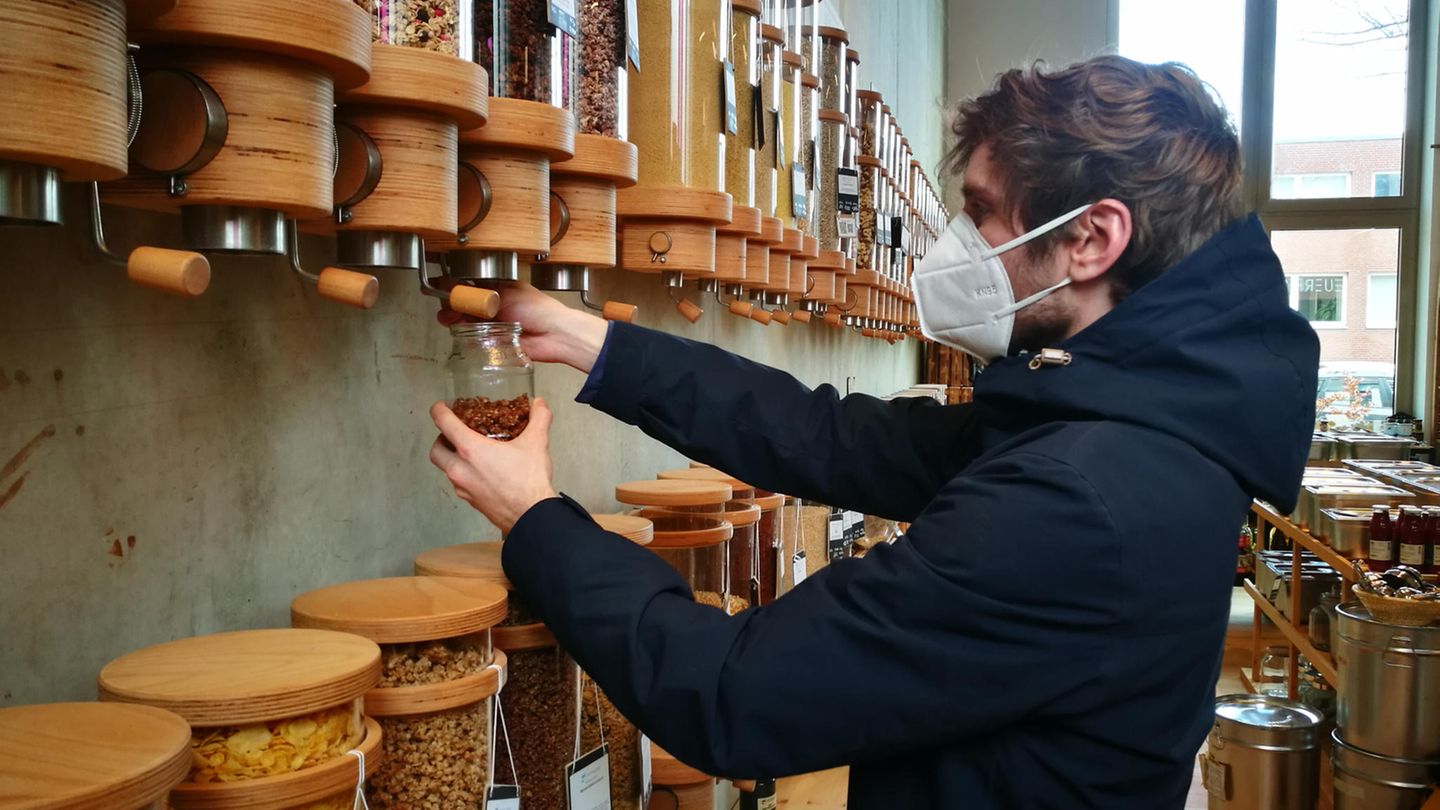 25 Jahre GEOlino: Grafikredakteur Jan Moritz hat in der Nähe seiner Wohnung einen verpackungsfreien Laden entdeckt und ist begeistert – so gut und so einfach können wir auf Plastik und andere Verpackungen verzichten! Von Nudeln über Süßigkeiten bis hin zu Shampoo-Kugeln bekommt er dort unterschiedliche Dinge. Und Spaß macht ihm das Einkaufen dort auch noch: Besonders das Abfüllen von Müsli! Grafikredakteur Jan Moritz hat in der Nähe seiner Wohnung einen verpackungsfreien Laden entdeckt und ist begeistert – so gut und so einfach können wir auf Plastik und andere Verpackungen verzichten! Von Nudeln über Süßigkeiten bis hin zu Shampoo-Kugeln bekommt er dort unterschiedliche Dinge. Und Spaß macht ihm das Einkaufen dort auch noch: Besonders das Abfüllen von Müsli!