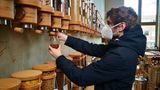 Grafikredakteur Jan Moritz hat in der Nähe seiner Wohnung einen verpackungsfreien Laden entdeckt und ist begeistert – so gut und so einfach können wir auf Plastik und andere Verpackungen verzichten! Von Nudeln über Süßigkeiten bis hin zu Shampoo-Kugeln bekommt er dort unterschiedliche Dinge. Und Spaß macht ihm das Einkaufen dort auch noch: Besonders das Abfüllen von Müsli!