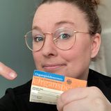 Diese gute Tat war nur einen Mausklick entfernt. Textredakteurin Sarah hat nämlich schon vor Monaten ihren Organspendeausweis verloren und schlicht vergessen, sich einen neuen zu besorgen. Jetzt hat sie kurzerhand einen ausgedruckt. Und das kann irgendwann vielleicht Leben retten! Denn mit dem Ausweis legt Sarah fest, dass ihre Organe, sollte sie sterben, an Menschen gehen, die sie dringend brauchen. Allein in Deutschland warten mehr als 9000 Menschen auf ein Spenderorgan. 