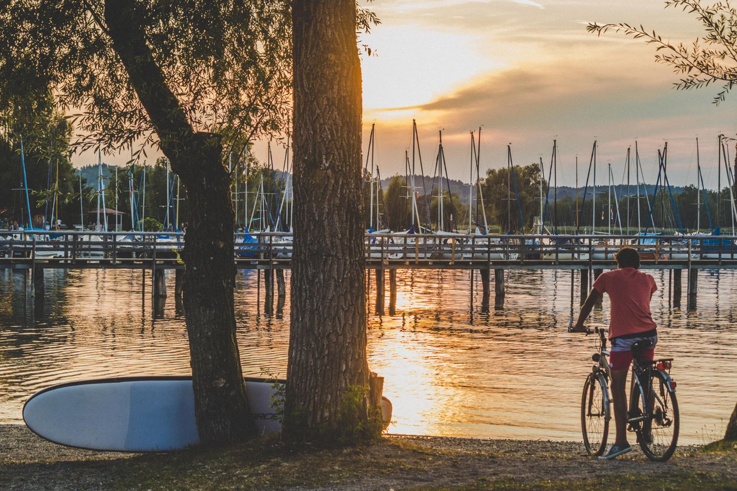 Radfahrer bei Sonnenuntergang an der Chiemgauer Seenplatte