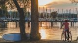 Radfahrer bei Sonnenuntergang an der Chiemgauer Seenplatte
