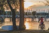 Radfahrer bei Sonnenuntergang an der Chiemgauer Seenplatte