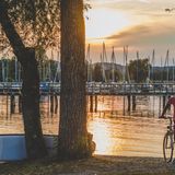 Radfahrer bei Sonnenuntergang an der Chiemgauer Seenplatte