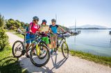 Radfahrerinnen mit Radkarte am Chiemsee
