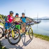 Radfahrerinnen mit Radkarte am Chiemsee