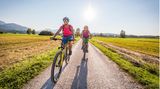 Radfahrerinnen im Chiemsee-Alpenland